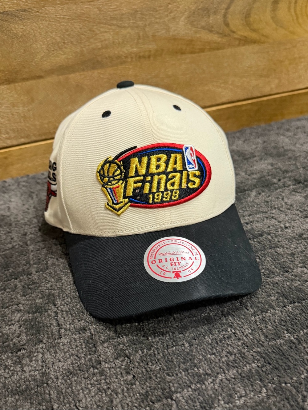 Mitchell & Ness Two-Tone NBA Finals 1998 Cap - Cream & Black